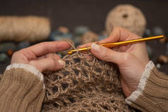 女性手用钩针编织针织.业余爱好、手工艺品和手工制品。螺纹，纱线球，斜线，筒子，线轴.