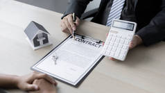 房地产经纪人或销售经理向客户介绍买房和抵押贷款的条件，包括免费的住房保险赠品促销、售房和服务的概念.