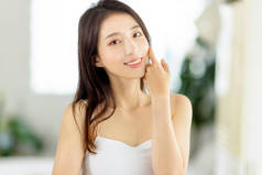 笑容满面的美丽美丽的亚洲女人与新鲜健康的肌肤