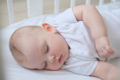 小宝宝睡在婴儿床里的特写