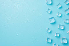 在蓝色背景上的冰块和水滴与空隙隔离的头像