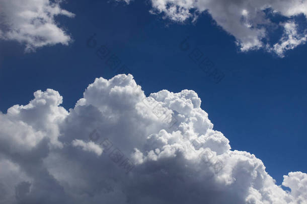 蓝天上的云彩.蓝天的背景映衬着美丽的云彩.