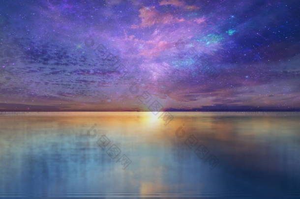 日落时分的夜空淡淡的夜空淡淡的淡紫色海水反射太阳光夏夜海景宇宙