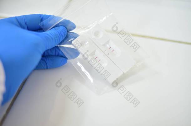 人工医学技术人员检测covid-19抗原阳性等待实时PCR证实.