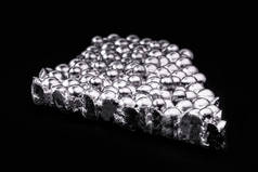 钴矿石，一种与铁和镍有关的金属化学元素。在工业中使用。来制造被称为合金的物质.