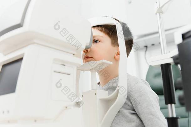 光学测量的概念。<strong>眼科</strong>诊所的女视光师<strong>眼科</strong>医生检查男婴的视力