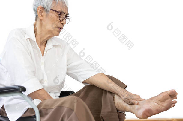 亚洲老年妇女按摩脚踝和脚，老年人有脚气病、抽筋、脚麻木、脚趾关节<strong>疼痛</strong>、周围<strong>神经</strong>病变、踝骨<strong>疼痛</strong>和肿胀、腿肌肉无力