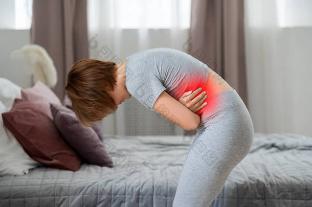 胃痛，<strong>胃炎</strong>或胰腺炎的症状，家中有腹痛的妇女，以红色突出的疼痛部位