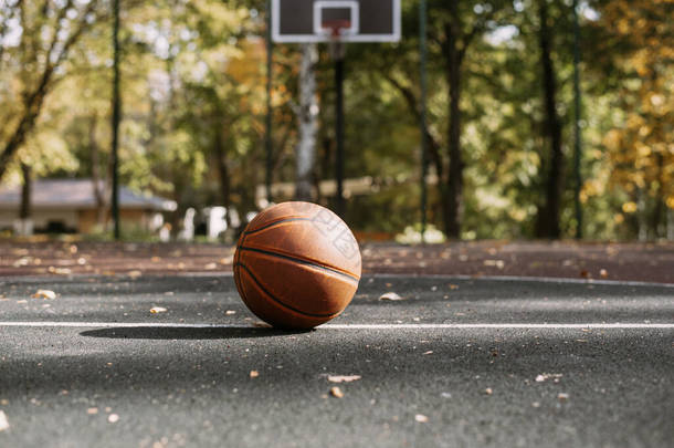 篮球运动场上的篮球。健康的生活方式和体育概念。本院背景为环状。体育装备