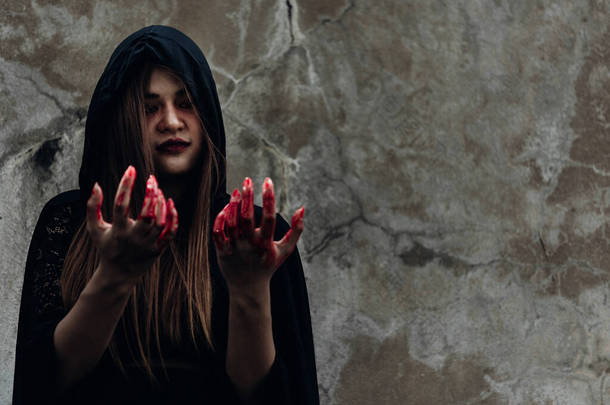 人物形象妖怪女鬼与手有红血，观念相左