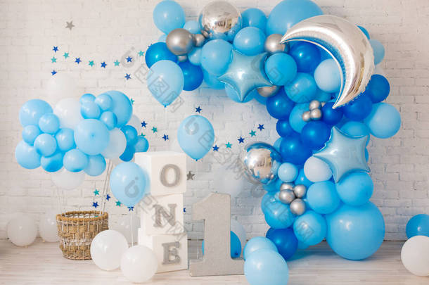 一周岁生日宴会的蓝色装饰