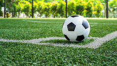 足球在角球和足球场、足球场、背景质感线上的发展