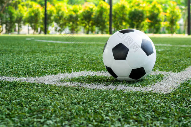 足球在角球和足球场、足球场、背景质感线上的发展