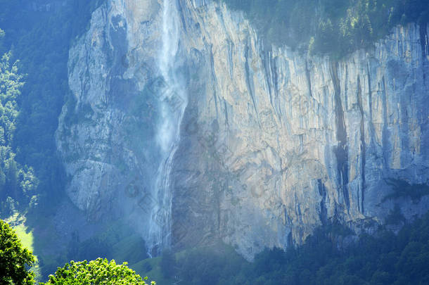 美丽的斯陶博巴赫<strong>瀑布</strong>落在贝内塞高地，<strong>瀑布</strong>从悬空的山谷中落下297米（974英尺） 。2021年7月20日在瑞士劳特布伦<strong>拍摄</strong>的照片.