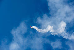 2021年7月24日，在朱可夫斯基的Max-21航空航天沙龙，红色的飞机在蓝色的天空中艰难地转弯，喷出了白烟