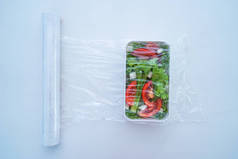 使用食品聚乙烯塑料膜在家里的冰箱中储存食品.顶部视图。粮食保障