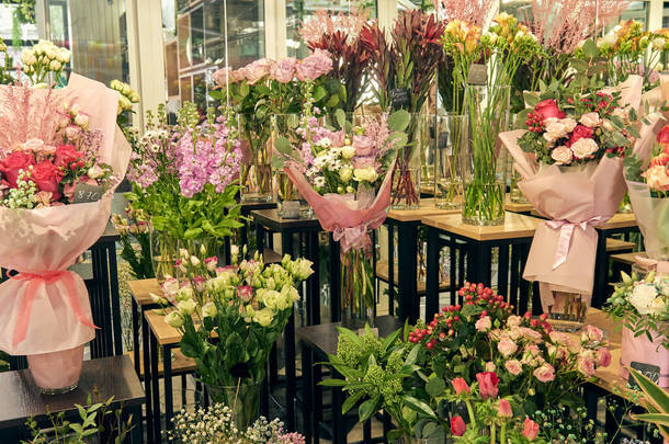 新鲜的、茂盛的五彩缤纷的花束.欧洲花店的概念。送花。花店冰箱里开满了美丽的鲜花