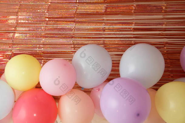 许多色彩艳丽的气球在水平条纹青铜色背景上，带有<strong>抄</strong>本、假日背景