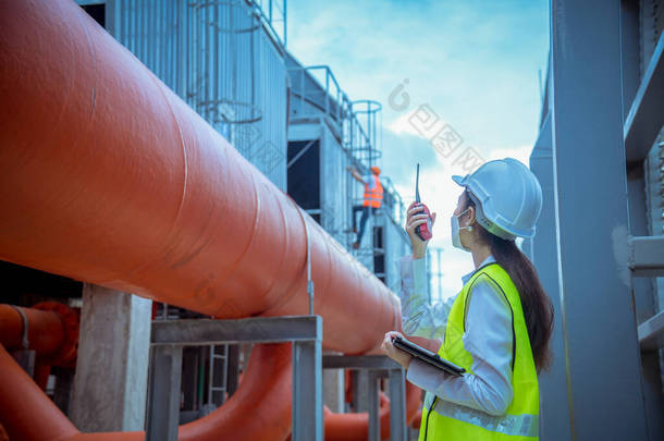 工业冷却塔空调机的工程师是大型工业建筑的冷却塔空调机HVAC，负责控制空气系统，戴防污染面罩.