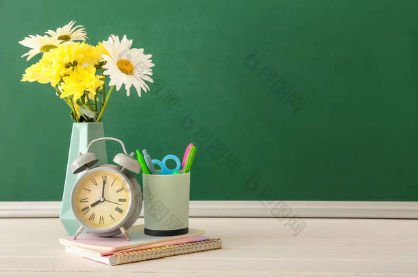 在教室的桌子上摆满鲜花和文具.教师节庆祝活动