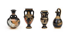 从希腊寄来的带有神话人物的白色背景花瓶形式的纪念品