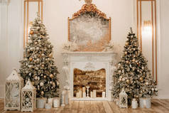 大厅两侧有两棵装饰过的圣诞树，中间有一个壁炉。圣诞和新年与丰富的传统家居装饰。圣诞礼物盒和圣诞玩具中的蜡烛