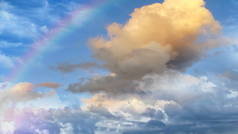 蓝天彩虹蓬松白云自然天际线风景