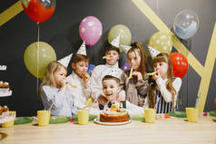 一群孩子庆祝生日派对