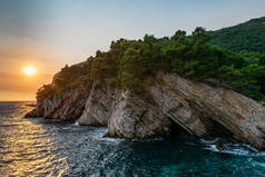 日落在黑山的Petrovac na Moru 。从古堡看到的风景.