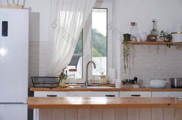 斯堪的纳维亚风格的厨房舒适的现代化内部，有饭厅，白色的现代化内部，休闲静止不动的生活，验尸检疫，家庭杂务
