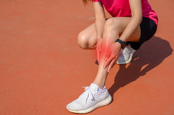 割下的女赛跑选手的照片让Shin splint痛苦不堪由于训练过度，经常发生在小腿的前部或内部。常见跑步伤害的概念.图片