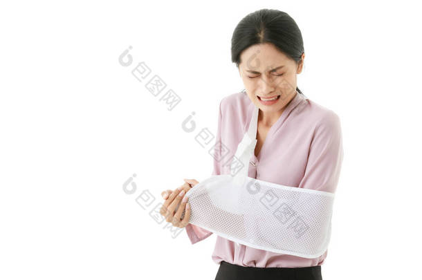 骨科医生用石膏铸件夹板和白色<strong>支撑</strong>架网治疗亚洲女性患者左臂骨折伤创伤性的特写镜头.