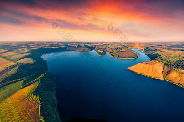 美丽的夏季风景。从巴科茨卡湾的无人驾驶飞机上看到的多彩的晨景。美妙的夏日日出在德涅斯特河，乌克兰，欧洲。自然美概念背景.