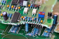 采用孔内元件技术对破碎绿色印制电路板的电子废品进行封闭处理。电阻、电容器或光电耦合器和芯片。电子废物回收在电气工程中的应用.
