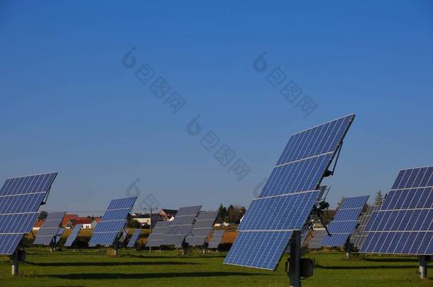太阳能。可再生能源。太阳能发电厂。太阳能电池板场。可再生能源，太阳能发电技术。替代能源.