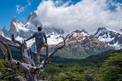 徒步旅行者欣赏山水美景.Fitz Roy，Patagonia，阿根廷.