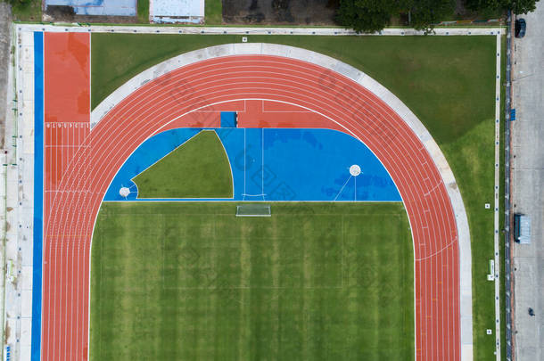 从空中俯瞰空旷的新足<strong>球场</strong>，四周环绕着跑道，这是个令人惊叹的小体育场，许多运动项目都是在羽毛<strong>球场</strong>进行的.