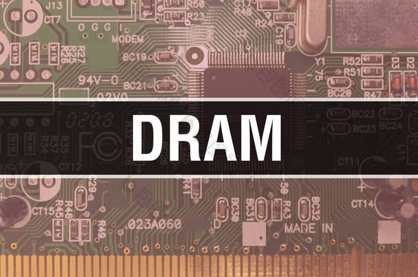 DRAM文本写在电路板上,具有软件开发人员和计算机脚本的电子抽象技术背景.DRAM<strong>集成</strong>电路的概念。DRAM<strong>集成</strong>电路和电阻