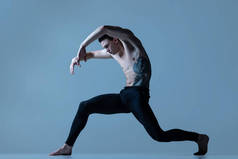 年轻男子的画像,柔韧的男芭蕾舞者在古老的海军演播室背景下孤身一人跳舞.艺术、运动、灵感概念.