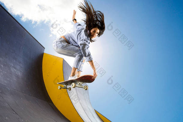 滑板手在做跳<strong>跃动</strong>作。自由式极限运动概念
