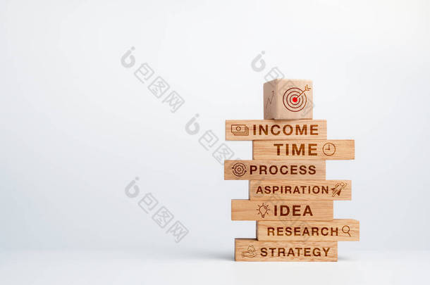 商业概念的6个选项或步骤。木方块上的目标符号在一堆木方块的顶部，上面有成功的关键词和白色背景上带有复制空间的图标.