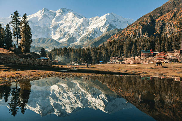 Nanga Parbat在湖中的倒影，从<strong>巴基斯坦</strong>仙女海滩看到的美丽的山景