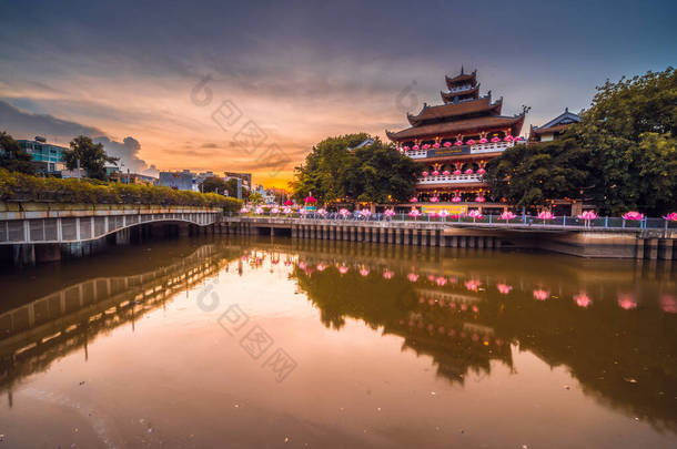 位于越南胡志明市的Phap Hoa塔的暮色景象。东南亚的古寺。2021年维萨卡节。旅行和景观概念
