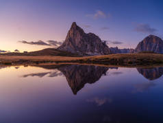 高山和湖面上的倒影。Giau Pass, Dolomite Alps, Italy.日落时高地的风景.高解像度照片.