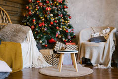 圣诞礼物放在乡间房子内部圣诞树旁的凳子上