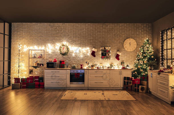 厨房的内部有现代家具和漂亮的圣诞装饰
