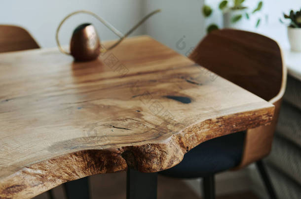<strong>精美</strong>的橡木木桌，椅子，铜制水壶，现代地板，装饰华丽华丽。<strong>模板</strong>.