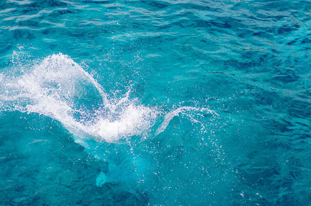 蓝色的<strong>水花</strong>，有泡沫的海水。夏日里，大自然的飞溅。蓝色海底色，<strong>水花</strong>斑斑。海上度假的概念.