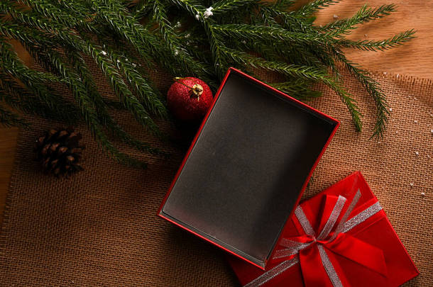 用圣诞树在木制桌子上打开空白<strong>礼品</strong>盒.圣诞<strong>礼品</strong>盒的概念。平面，顶部视图