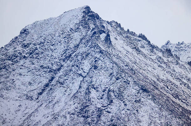 高山雪峰，抽象山水冬季景观